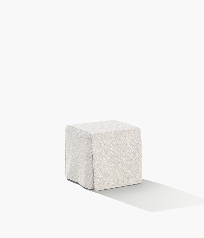 Poliform_pouf_PLAY_02D_amb_834x989px