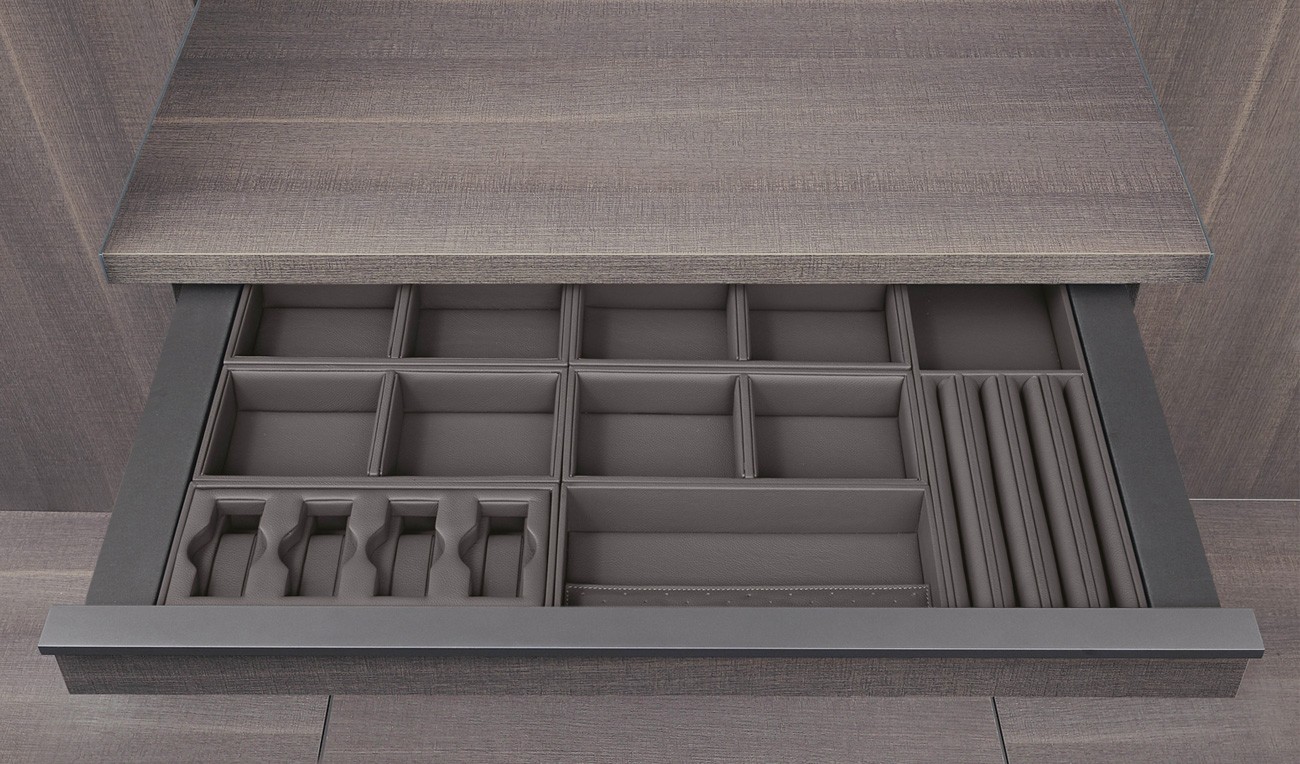 Poliform_cabinearmadio_UBIK_1300x764px_01_Vassoio 1 Poliform_cabinearmadio_UBIK_1300x764px_01_Vassoio 1